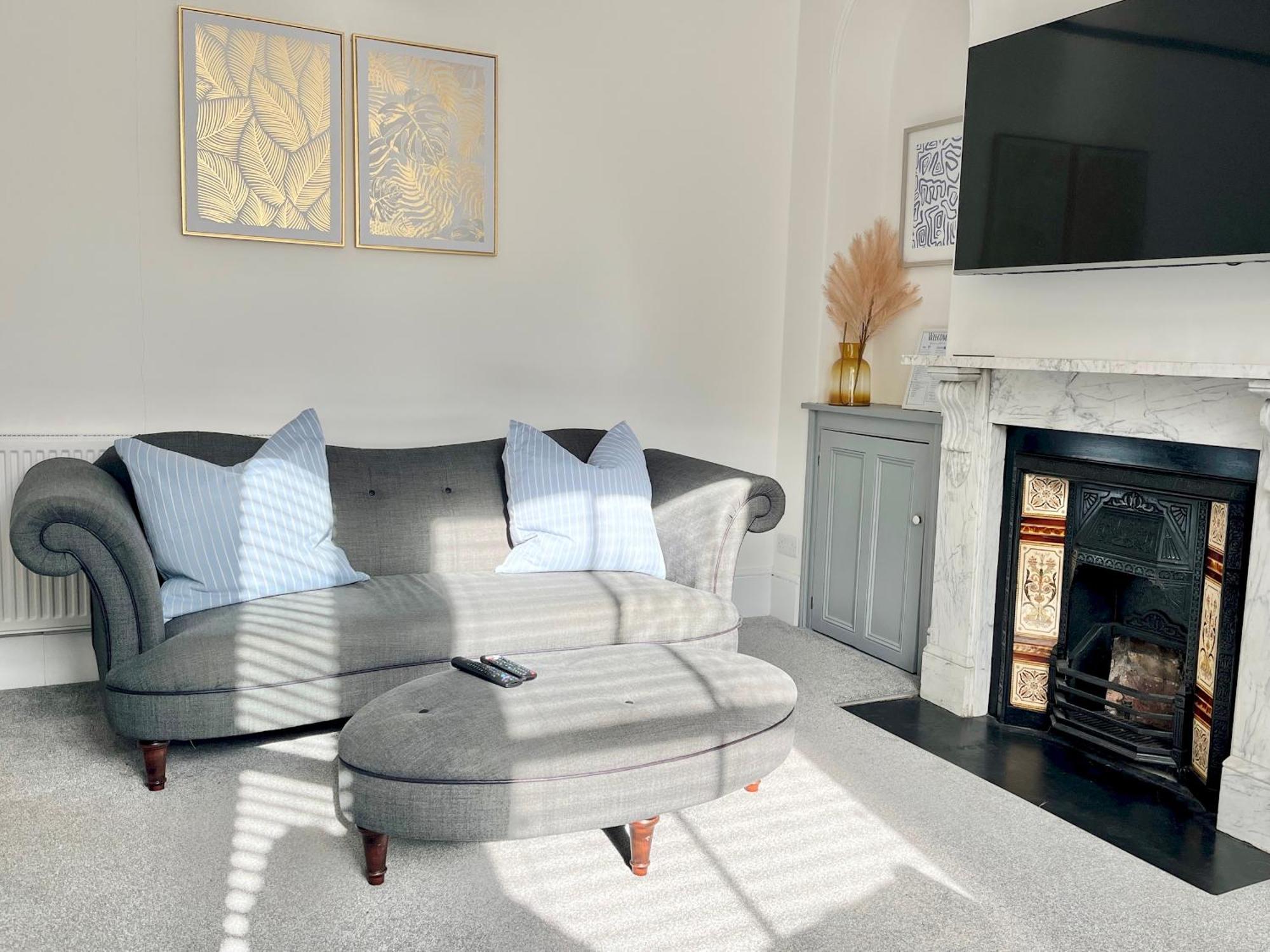 Spacious Near Seafront & Train Station 5 Bed Sleeps 10-