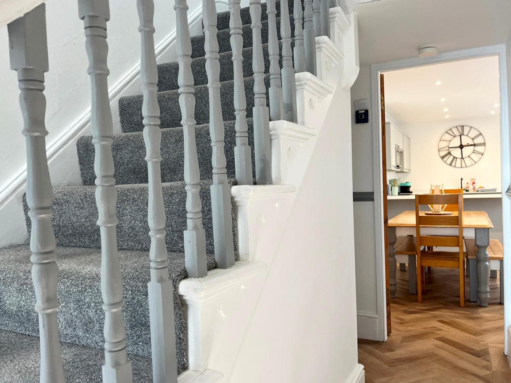 Spacious Near Seafront & Train Station 5 Bed Sleeps 10- *