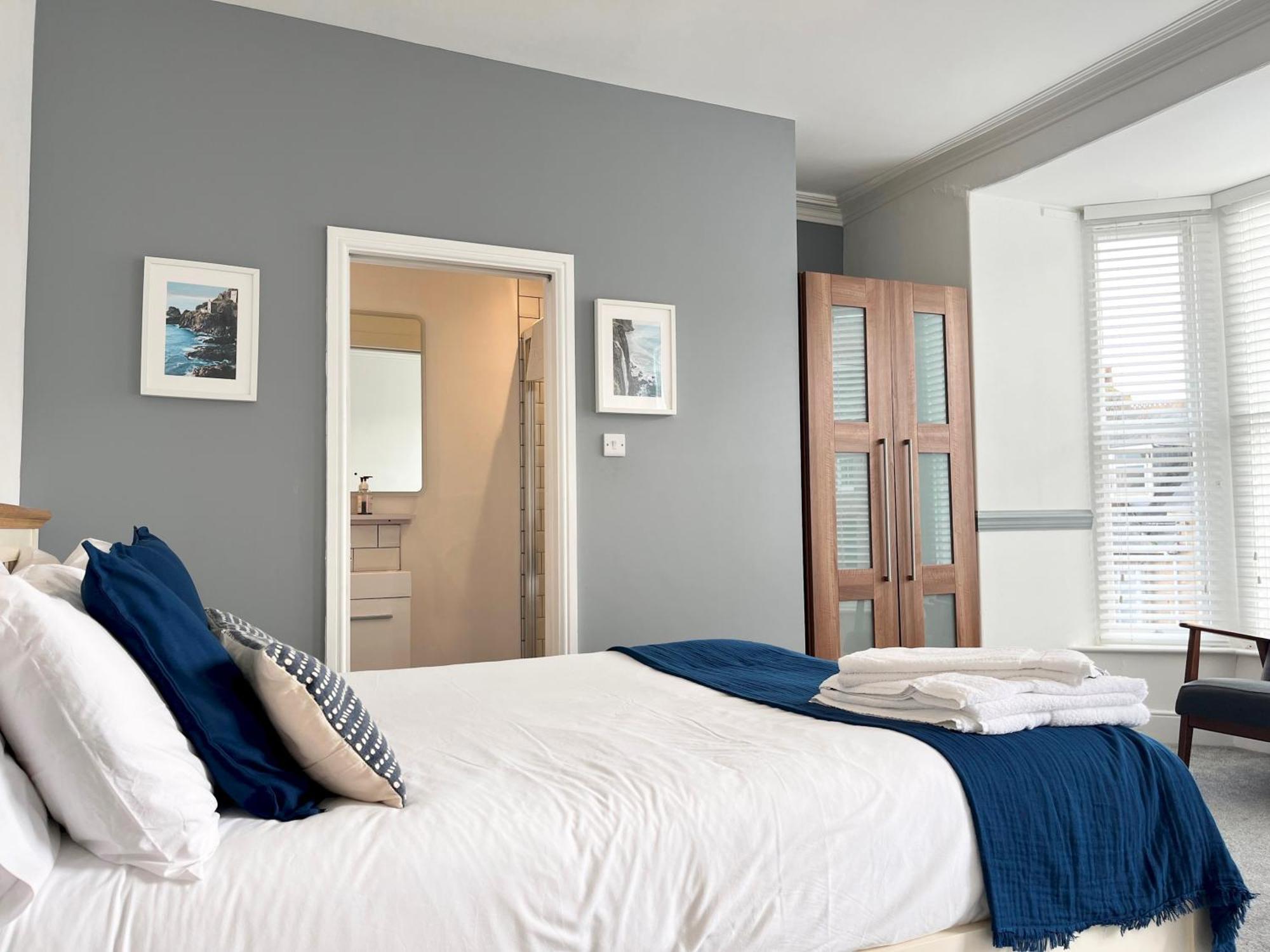 Spacious Near Seafront & Train Station 5 Bed Sleeps 10- Holiday home