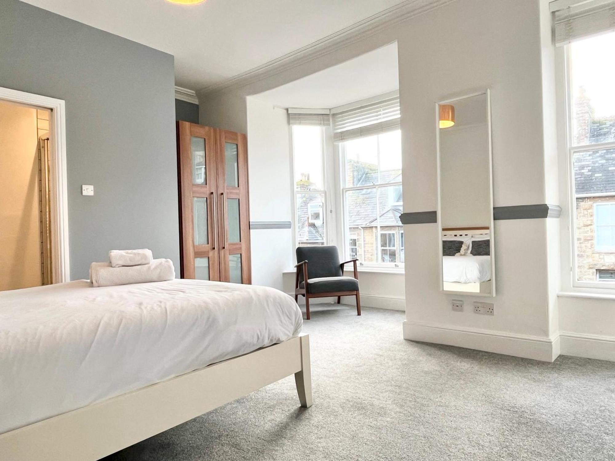 Spacious Near Seafront & Train Station 5 Bed Sleeps 10- * Penzance