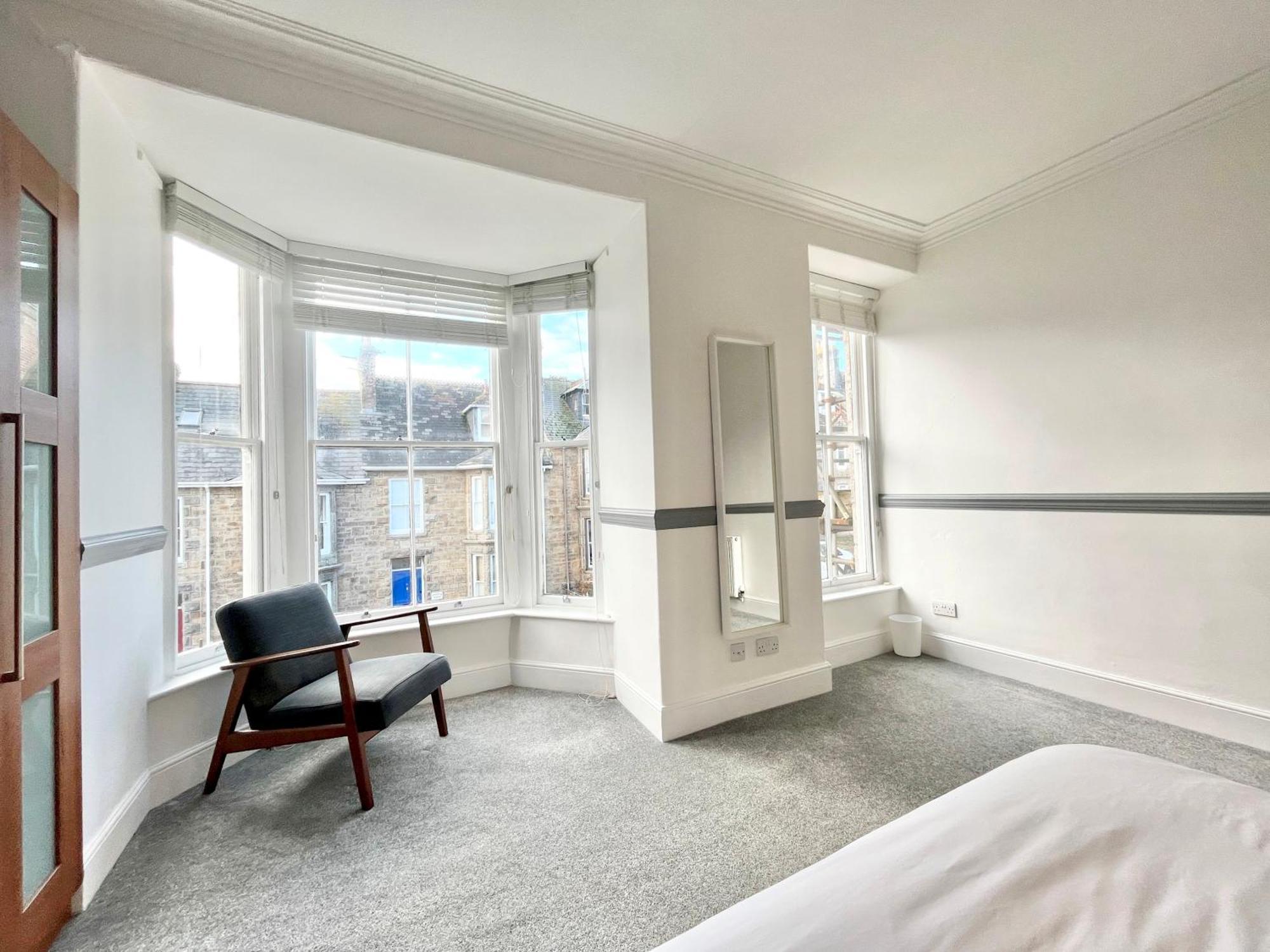 Spacious Near Seafront & Train Station 5 Bed Sleeps 10- Penzance