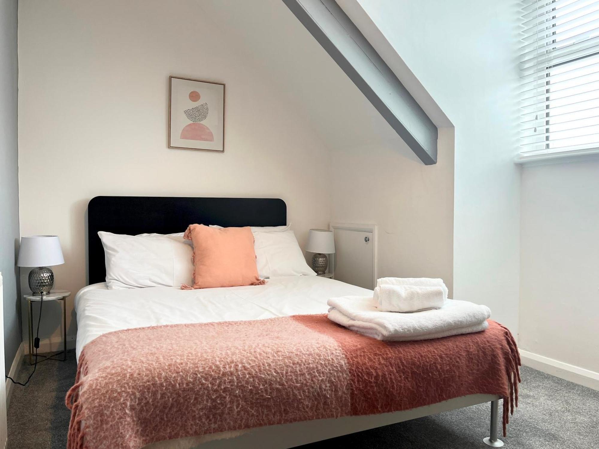 Spacious Near Seafront & Train Station 5 Bed Sleeps 10- *