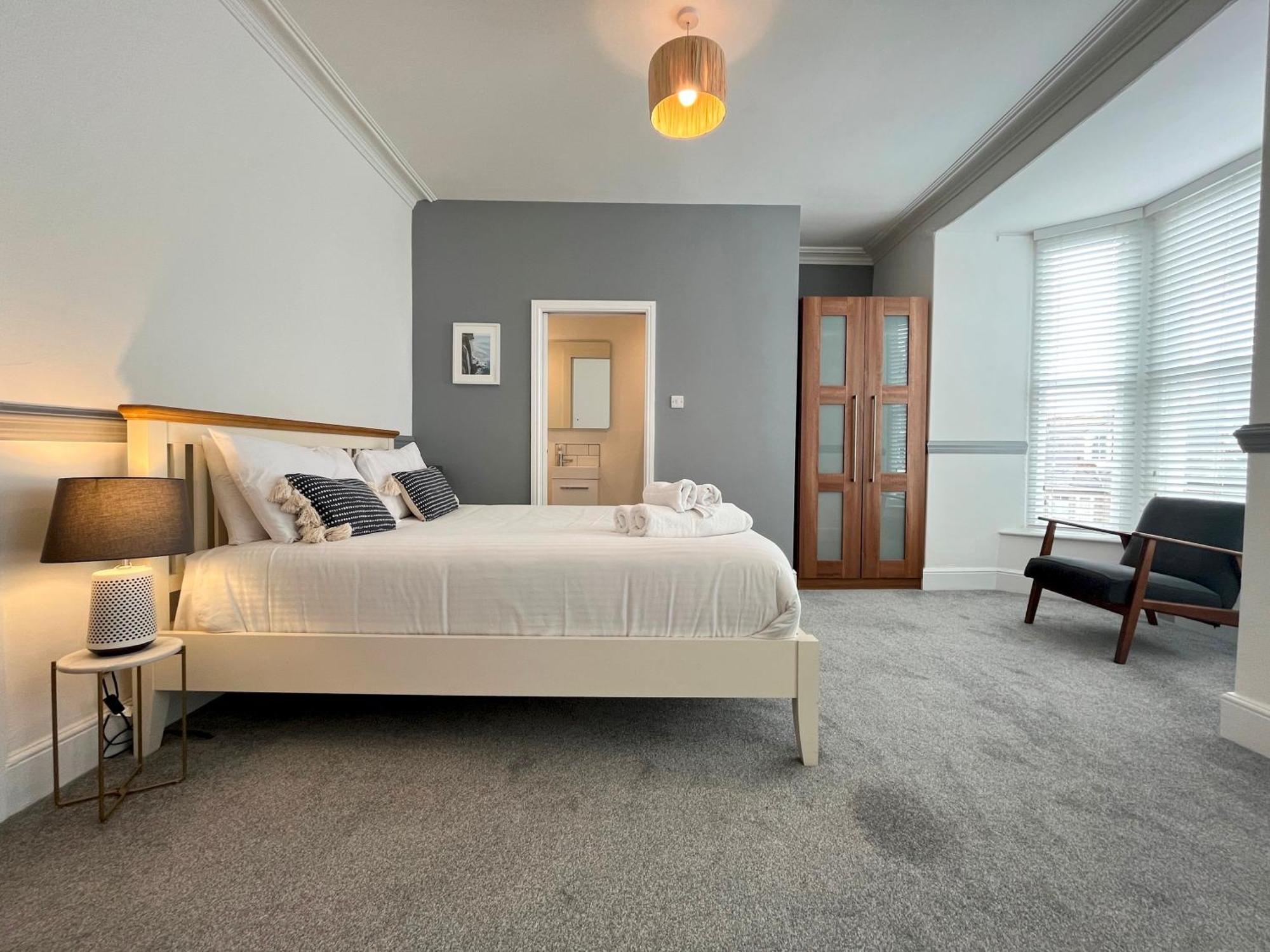 Spacious Near Seafront & Train Station 5 Bed Sleeps 10- Penzance