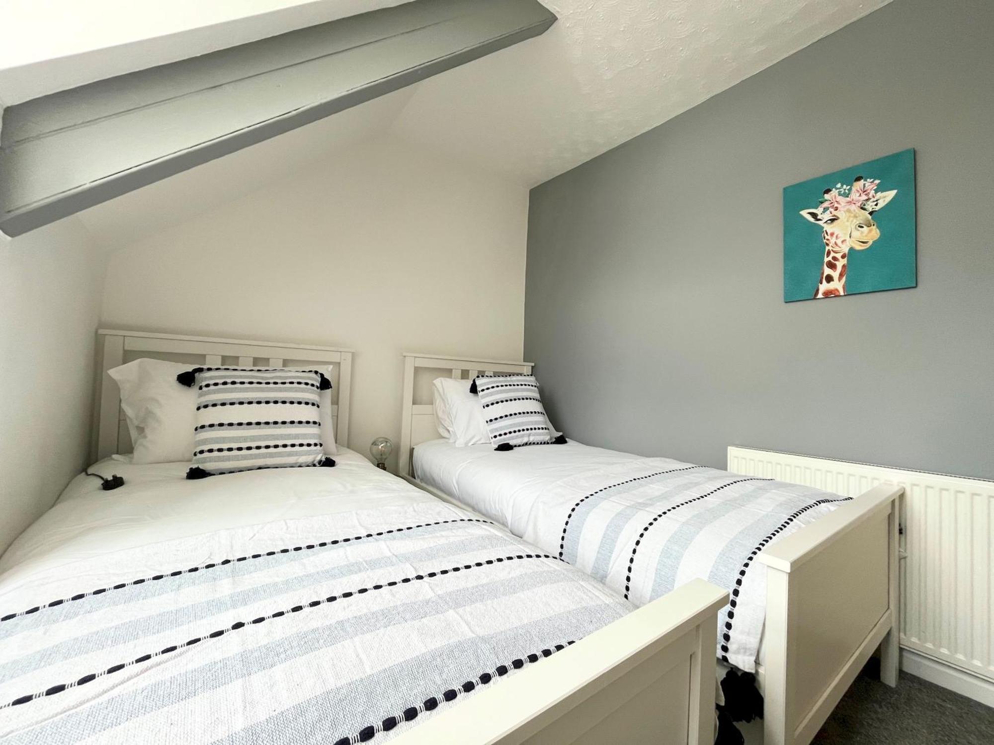 Holiday home Spacious Near Seafront & Train Station 5 Bed Sleeps 10- *