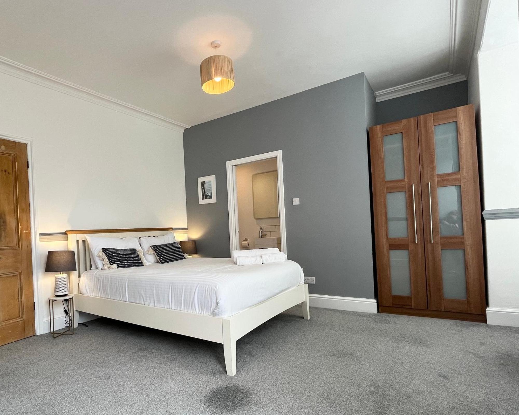 Spacious Near Seafront & Train Station 5 Bed Sleeps 10- Holiday home Penzance
