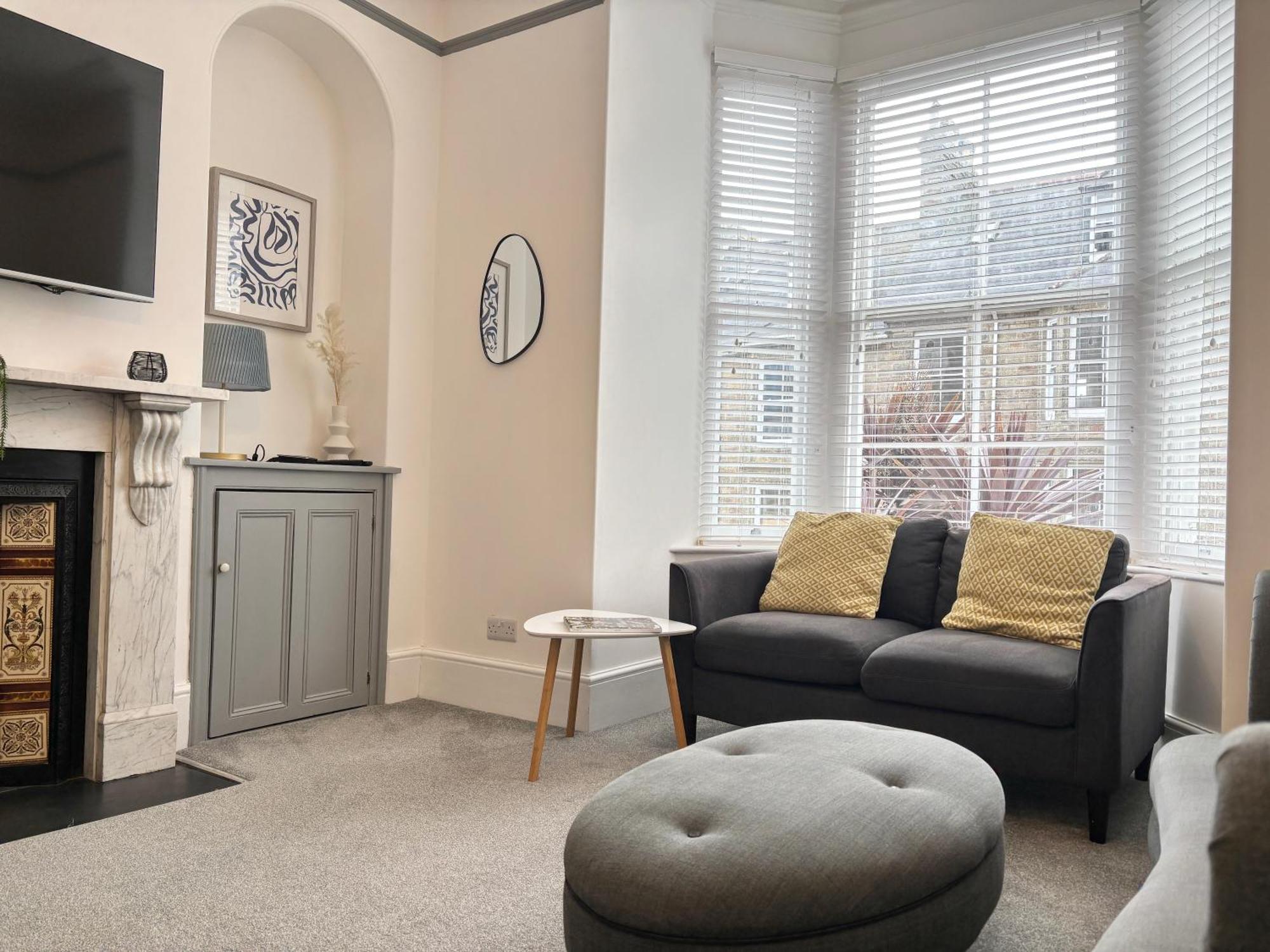 Spacious Near Seafront & Train Station 5 Bed Sleeps 10- * Penzance