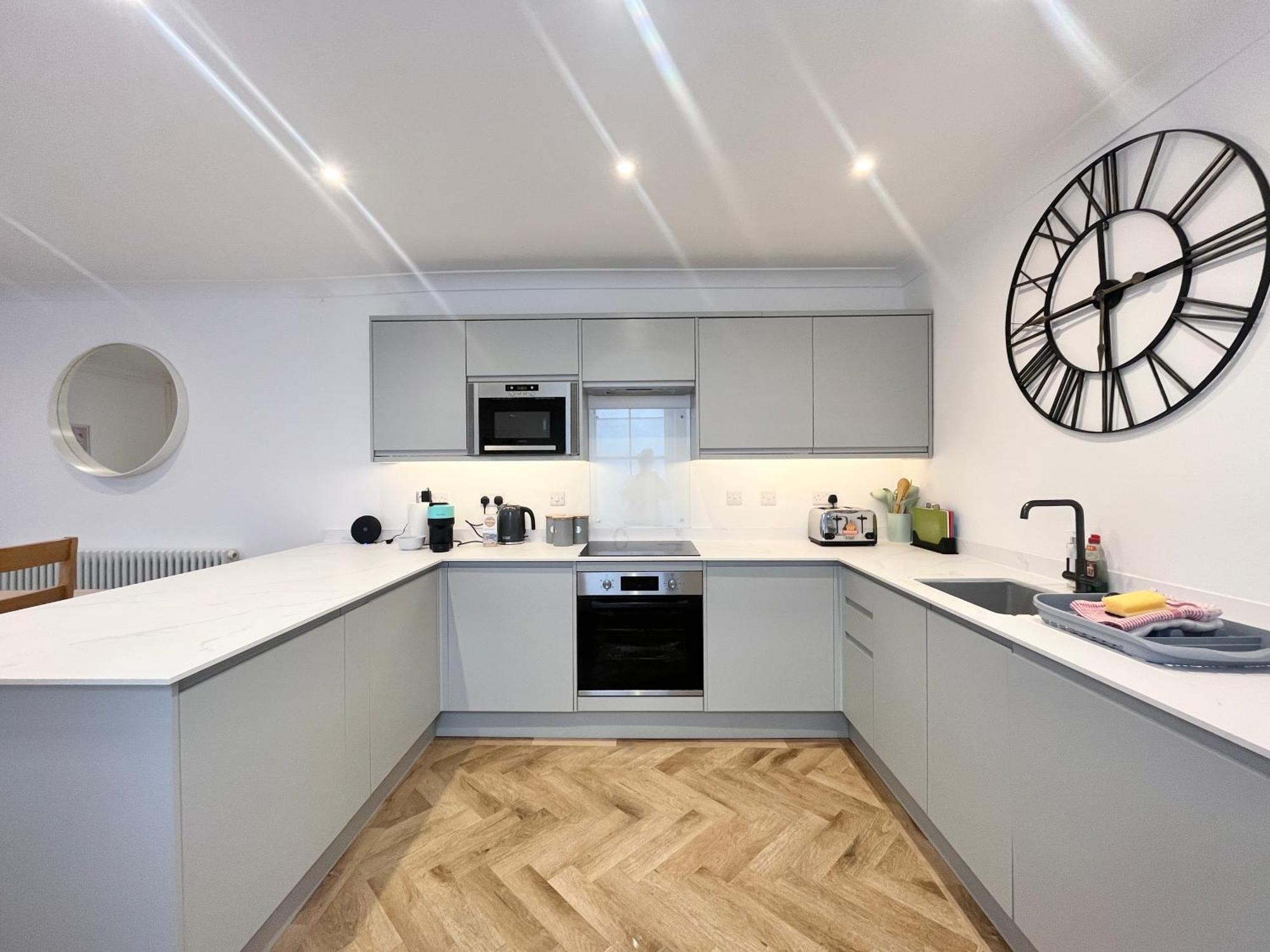 Spacious Near Seafront & Train Station 5 Bed Sleeps 10- *